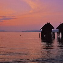 Sonnenunterg. m. Pfahlbaudorf Unteruhldingen